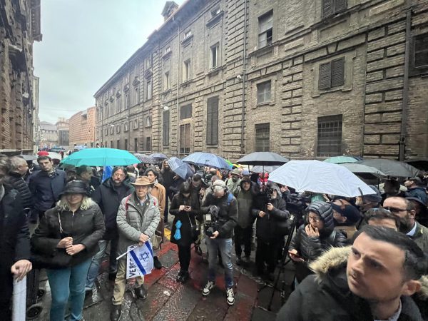 Il presidio di protesta contro la decisione assunta dal Senato Accademico di Torino.