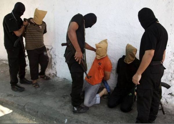 Colpo alla nuca: così Hamas giustizia i palestinesi ( Le immagini che non vedrete mai sui giornali)