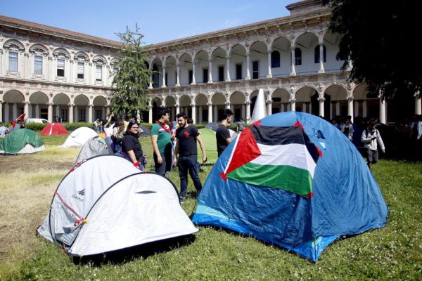 MANIFESTO PER IL DIRITTO ALLO STUDIO gli studenti di Milano dicono basta alle occupazioni