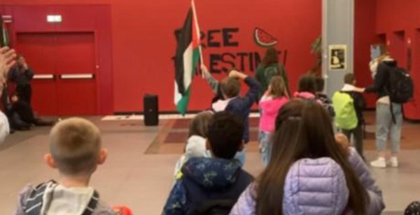 Canti propal intonati dai bambini a Torino: il ministro ordina l’ispezione