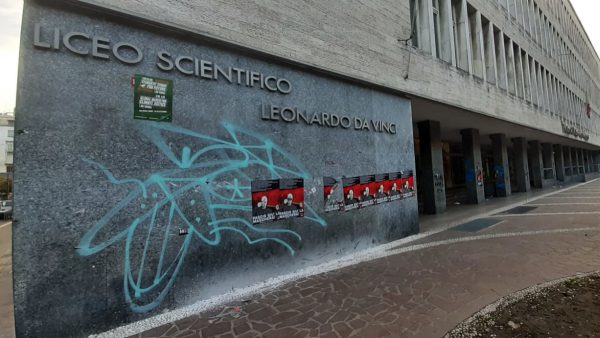 Scuola e propaganda, a Milano tira brutta aria