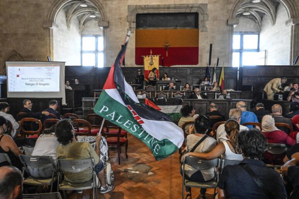 Napoli, il Comune si illude di cambiare il Medio Oriente, ma dimentica i problemi della città