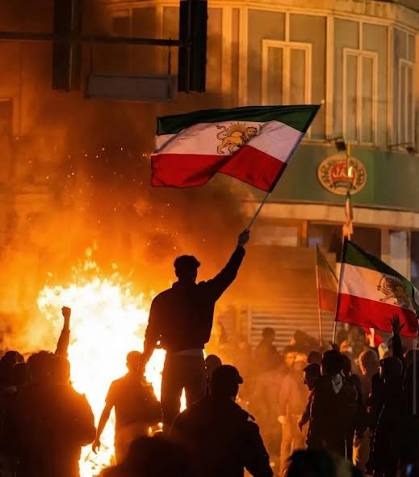 Iran, rivolta contro il regime degli ayatollah: repressione violenta e crisi di legittimità